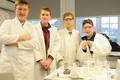 Keno, Tom, Julius und Damian beim Experimentieren